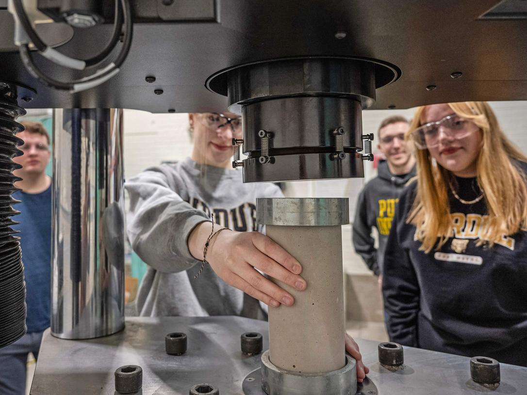 Students in an engineering lab