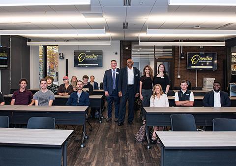 Group photo of Omnibus speaker Michael Steele and honors students at Purdue Fort Wayne