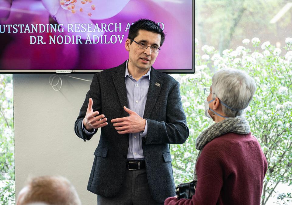 Nodir Adilov at the 2023 Outstanding Research Award ceremony