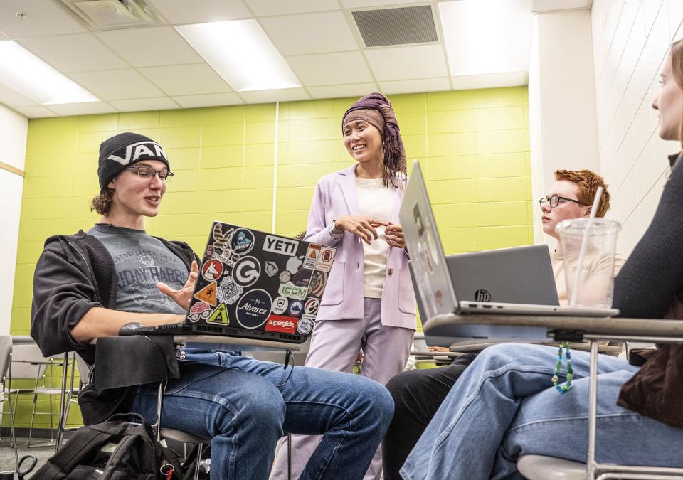 Mary Encabo-Bischoff with members of her English 131 class.