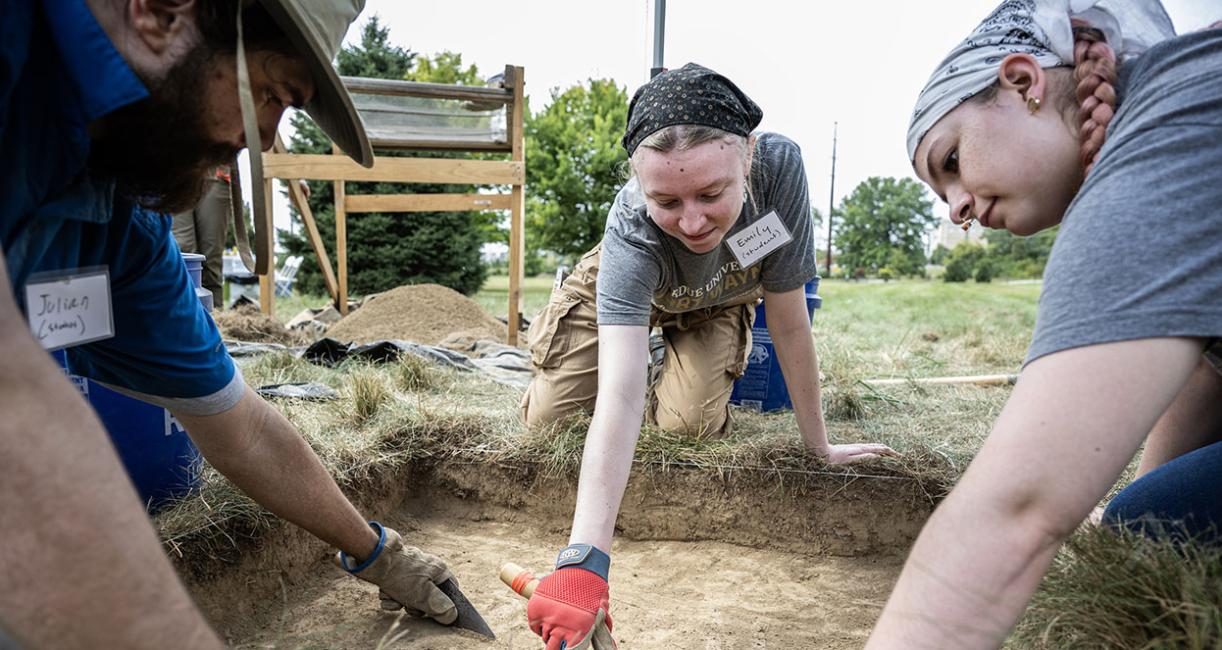 PFW students at an anthropology dig