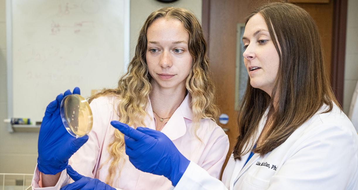 Student Allison Renno and Assistant Professor Lisa McLellan